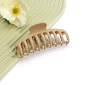 Vue détaillée d'une grande pince à cheveux beige mat sur un plateau décoratif ondulé - No.12 Couleur Thé au Lait