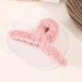 Détail macro d'une pince à cheveux de 13cm en fausse fourrure de lapin rose clair et peluche - Rose