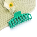 Détail d'une grande pince à cheveux vert herbe mat sur un support ondulé élégant - No.15 Vert Herbe