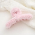 Vista dettagliata della pinza per capelli in peluche rosa chiaro su sfondo soffice - Rosa Chiaro