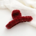 Dettaglio della grande molletta per capelli in peluche rosso scuro con morbida ecopelliccia - Borgogna