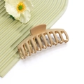 Pince à cheveux marron clair mat avec design multi-dents sur surface ondulée - No.22 Khaki