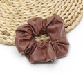 Elegante elastico per capelli in pelle PU marrone scuro su tappetino naturale - Marrone Rosso
