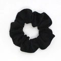 Dettaglio del tessuto in velluto nero a quadretti di questo elastico per capelli classico - Nero