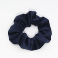 Dettaglio di un elastico per capelli in velluto blu navy con trama a quadri e design arricciato - Blu scuro