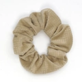 Dettaglio di uno scrunchie in velluto beige che mostra il tessuto a trama spessa e morbida - Cachi