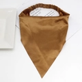 Detalle de pañuelo triangular de satén bronce con textura suave y banda elástica - Café Claro