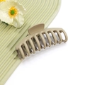 Détail d'une grande pince à cheveux kaki mat avec design à dents multiples pour cheveux épais - No.33 Khaki