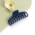Détail d'une pince à cheveux mate bleu marine sur support ondulé avec petite fleur blanche - No.34 Bleu Marine