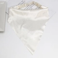 Pañuelo de satén elástico para mujer en blanco crema con una textura suave y sedosa - Beige