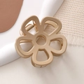 Detailansicht der blumenförmigen Harz-Haarklammer in Beige mit einer stabilen Metallfeder - Milchtee-Farbe