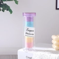 Gros plan d'élastiques à cheveux colorés sans couture dans un bocal en plastique clair - Couleur macaron