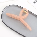 Dettaglio della grande pinza per capelli in acrilico rosa con molla in metallo dorato - Rosa Chiaro