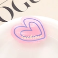 Détail de la pince à cheveux cœur rose avec bordure violette et texte luckiest gravé - Bord Rose Violet (5)