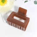 Pince à cheveux rectangulaire évidée en résine marron mat au design minimaliste - Café Gelée