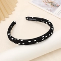 Dettaglio del cerchietto in spugna nero a pois bianchi con etichetta interna fatta a mano - Stile Nero a Pois Bianchi / Nero