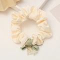 Eleganter beiger Satin-Haargummi mit grüner Schleife und Maiglöckchen-Anhänger für Damen - Einzelne Schleife Lilie Stil
