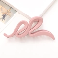 Grande molletta per capelli rosa opaca con design a onde per donna su fondo bianco - Rosa Intenso