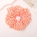 Großaufnahme eines Chiffon-Haargummis mit roten Herzen auf hellrosa Stoff für Damen - Herz-Druck (Orange)