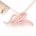 Dettaglio della grande pinza per capelli rosa opaco ondulata con design aerodinamico a S - Rosa Chiaro