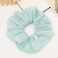 Lichtblauwe organza scrunchie met glanzende afwerking voor een elegante haarstijl - Blauw