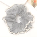 Elegante elastico per capelli oversize in organza grigio argento con perline bianche chic - Grigio