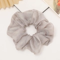 Elegante champagne grijze organza scrunchie met metallic glans voor haarstyling - Grijs