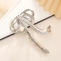 Dettaglio della molletta per capelli a fiocco in metallo argento con perle e strass - Stile Argento Perla Strass