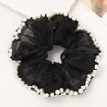 Elegante elastico per capelli oversize in organza nera con bordo in perle bianche - Nero