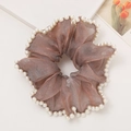 Dettaglio dell'elastico in organza marrone con perle bianche e trama plissettata fine - Champagne