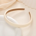 Dettaglio di un cerchietto in pelle opaca crema con fodera antiscivolo su ciotola - Bianco Sporco