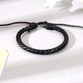 Pulsera de cuero negro trenzado a mano para hombre con cordón ajustable en fondo blanco - Estilo Tejido a Mano de Múltiples Hebras (3) / Negro