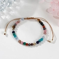 Buntes Naturstein-Perlenarmband mit verstellbarer brauner Kordel und floralem Hintergrund - Set