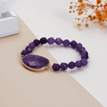 Amethyst Perlenarmband mit facettierten Steinen und goldgefasstem violettem Mittelstein - Lila (BNS-0162)