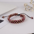 Pulsera artesanal de doble capa de piedras naturales con cordón negro tejido ajustable - Rosa