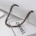 Bohemian herenketting met kokosnootschaal en houten kralen op een fluwelen standaard - Kokosnootschil & Zwarte Houten Kralen