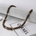 Detail van Boheemse kralenketting met bruine, kaki en grijze kokosnoot houten kralen - Kokosnootschil & Geelgrijze Houten Kralen