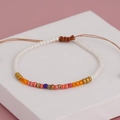 Bracciale bohémien fatto a mano con perline bianche colorate e cordino marrone regolabile - Beige Multicolore (BNS-0196-Beige+Multicolore)