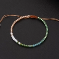 Böhmisches handgefertigtes Perlenarmband mit facettierten Steinen und Kordelzug - Verlauf Grün (BNS-0199-1)