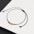 Bracciale intrecciato nero fatto a mano per coppie con tre perle dorate e cordino regolabile - Corda Nera Ematite Sfaccettata Oro (BNS-0207-Corda Nera Ematite Sfaccettata Oro)