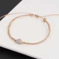 Bracciale intrecciato beige fatto a mano con pietra a cuore grigia e perline oro su base - Corda Terra Scura Pietra Grigia (BNS-0208-Corda Terra Scura Pietra Grigia)