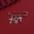 Spilla per pantaloni a forma di gatto con ciondoli a cuore e croce in argento - Stile Gatto Croce Strass (BR-018-3)