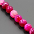 Dettaglio macro di perle di agata sfaccettate con venature di drago rosa e viola vibranti - 4mm / Agata Sfumata Rosa Viola (MS-0012-3)