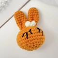 Handgemaakte gehaakte oranje konijn hanger met een witte strik en een schattig gezicht - Oranje Konijn