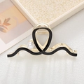 Elegante molletta per capelli in metallo dorato con smalto nero e perle bianche - Nero