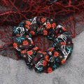 Detail van Halloween scrunchie met schedelprint en spinnenweb op de achtergrond - Zwarte Basis Witte Schedel Hand Patroon (4#)