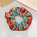 Gros plan du chouchou floral avec motifs d'ours colorés et bords cousus rouges - Imprimé Coloré Arc-en-ciel Ours