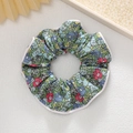 Détail d'un chouchou floral avec bordure festonnée blanche et élastique en coton doux - Fleurs Bleu Ciel Vert Bord Blanc