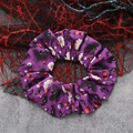 Detail van paarse Halloween-scrunchie met vleermuizen en spoken op een gotische achtergrond - Donkerpaars Pompoen Vleermuis Patroon (1#)