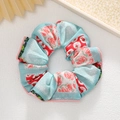 Gros plan d'un chouchou en satin à fleurs avec motifs roses bleues et bords cousus - Carreaux Rose Rouge Bleu Clair